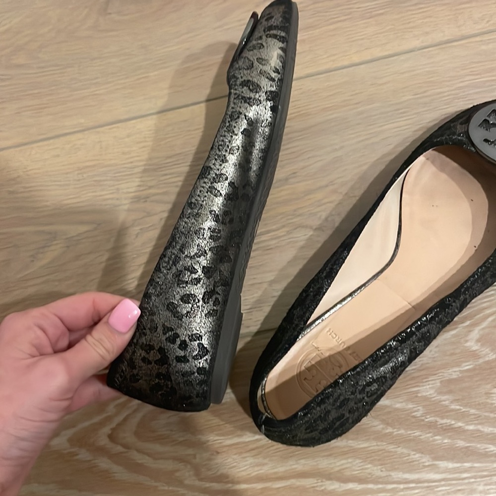 Tory Burch Black Flats with Gray Logo - Picture 5 of 15